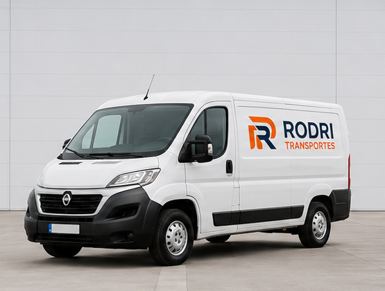 Furgoneta blanca de carga con logotipo Rodri Transportes